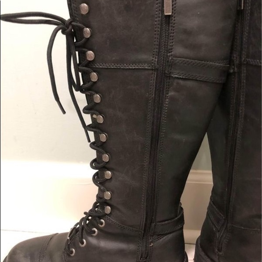 Gorgeous lace up women’s riding boot.still have plenty of miles.
